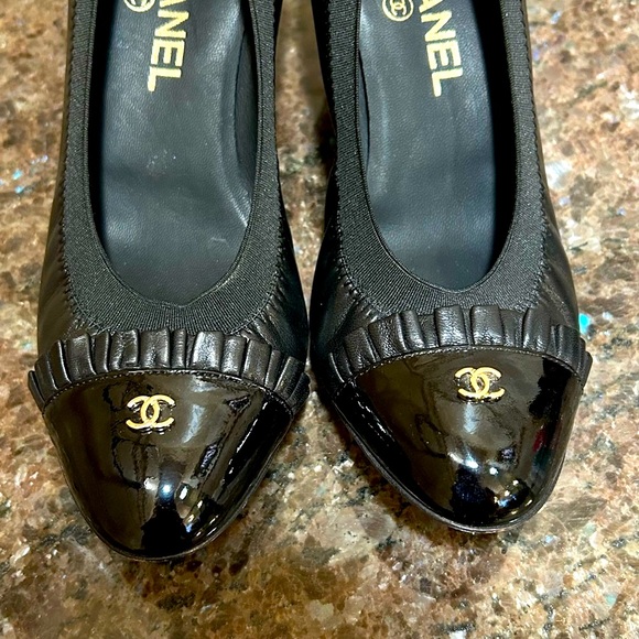 Chanel 2009 Interlocking CC Logo Pumps - Picture 2 of 10